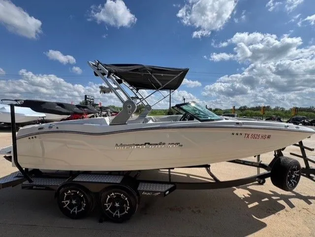 Slide: The Image of MasterCraft NXT22 2019 - 10