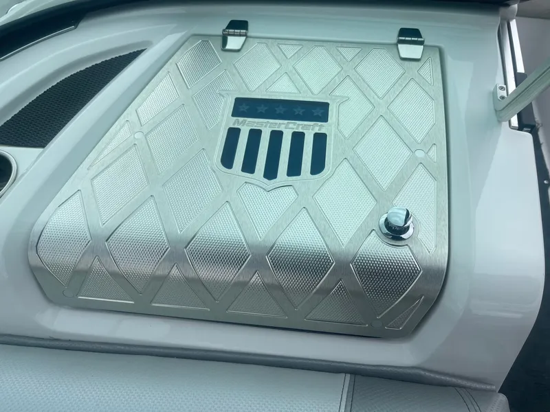 Slide: The Image of MasterCraft X30 2015 - 17