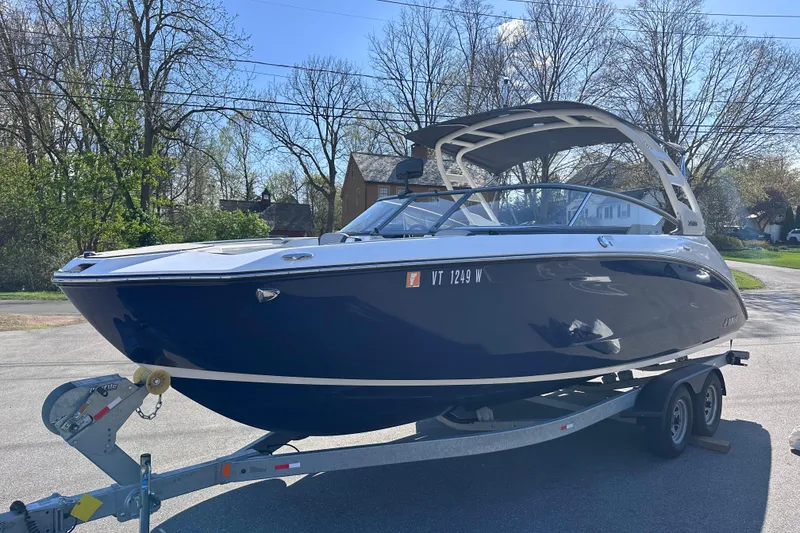 Slide: The Image of 2021 Yamaha Boats 252S on trailer, parked outdoors on a sunny day. - 3