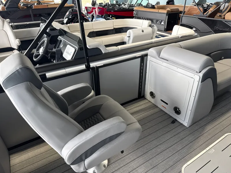 Slide: The Image of Bentley Pontoons 223 ELITE ADMIRAL 2026 - 11