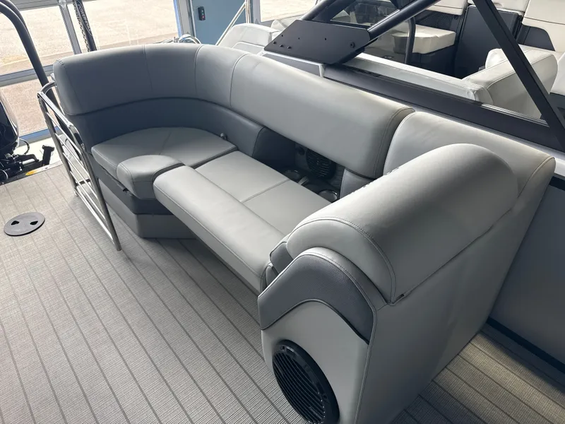 Slide: The Image of Bentley Pontoons 223 ELITE ADMIRAL 2026 - 13