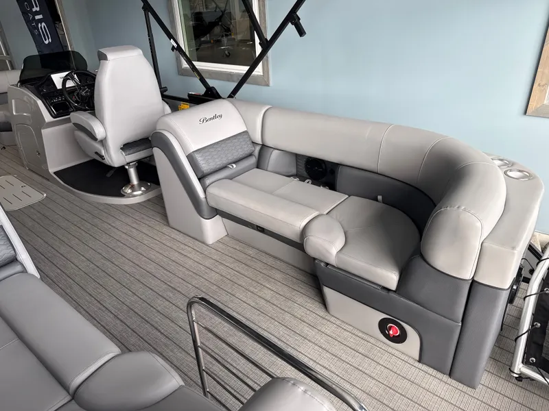 Slide: The Image of Bentley Pontoons 223 ELITE ADMIRAL 2026 - 14