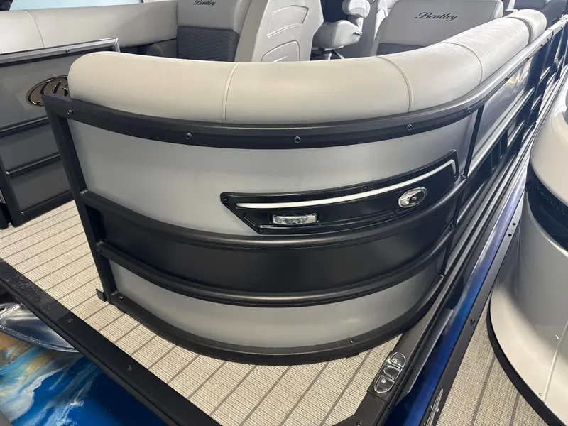 Slide: The Image of Bentley Pontoons 223 ELITE ADMIRAL 2026 - 3