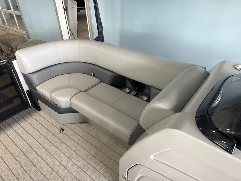 Slide: The Image of Bentley Pontoons 223 ELITE ADMIRAL 2026 - 6