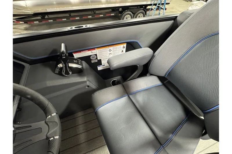 Slide: The Image of Manitou Explore 24 Navigator 2025 - 11