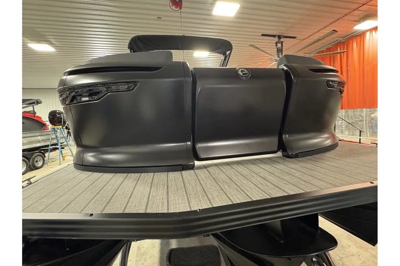 Slide: The Image of Manitou Explore 24 Navigator 2025 - 3