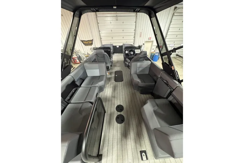 Slide: The Image of Manitou Explore 24 Navigator 2025 - 5