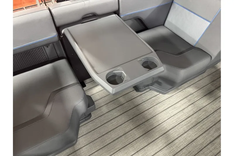 Slide: The Image of Manitou Explore 24 Navigator 2025 - 7