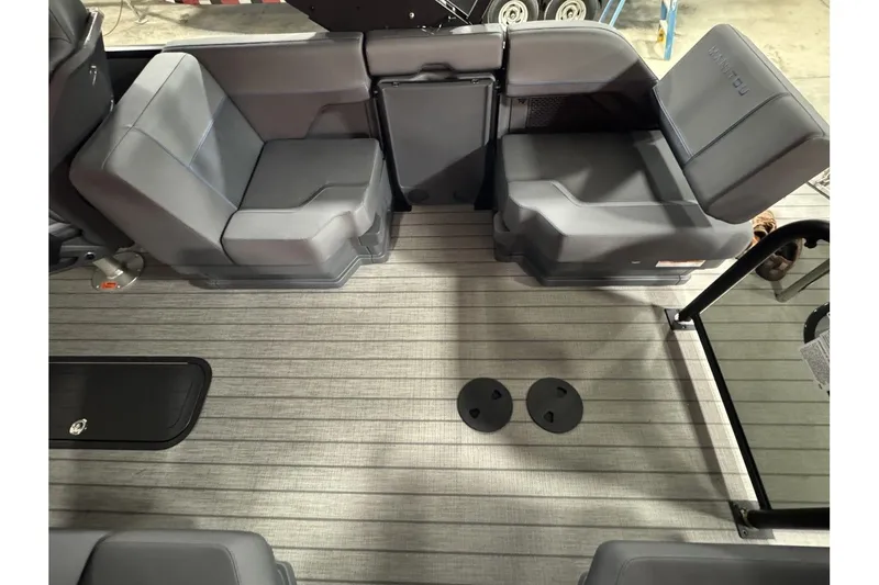 Slide: The Image of Manitou Explore 24 Navigator 2025 - 8