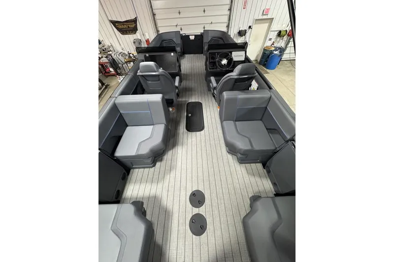 Slide: The Image of Manitou Explore 24 Navigator 2025 - 9