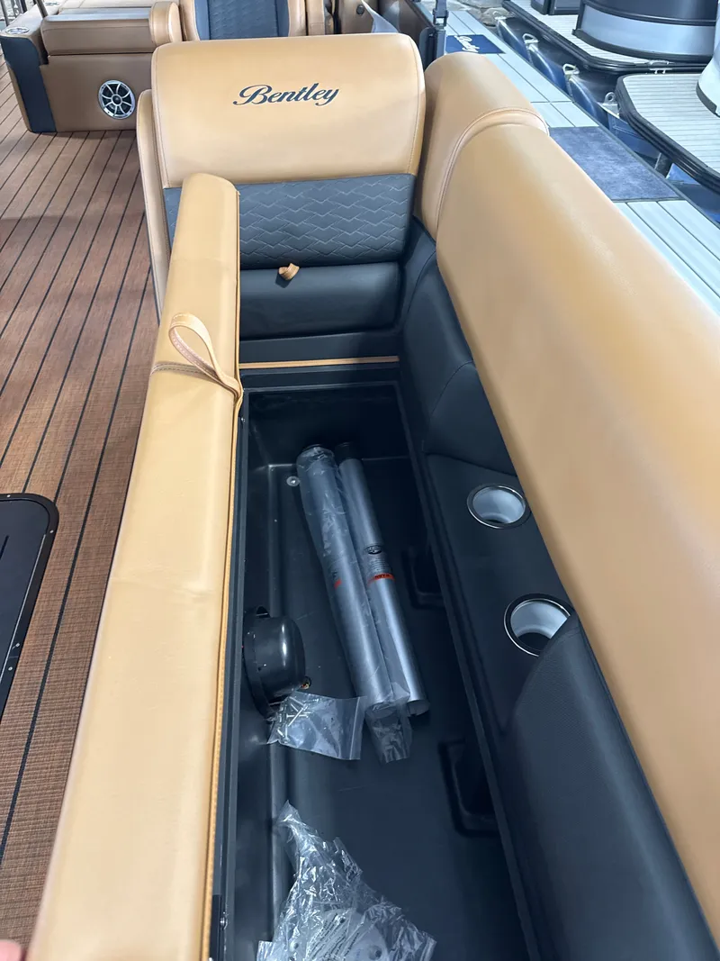 Slide: The Image of Bentley Pontoons Elite 253 Swingback Dual Captain 2026 - 14
