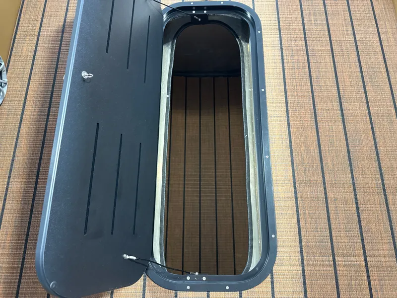 Slide: The Image of Bentley Pontoons Elite 253 Swingback Dual Captain 2026 - 16