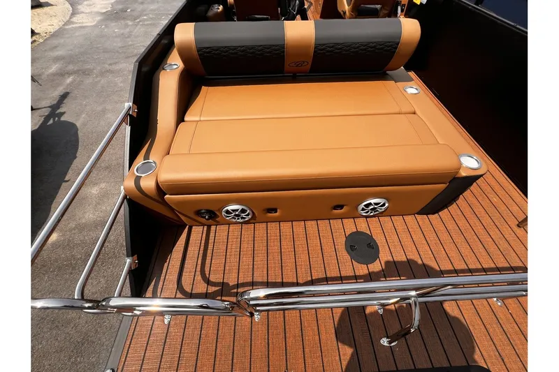 Slide: The Image of Bentley Pontoons Elite 253 Swingback Dual Captain 2026 - 17