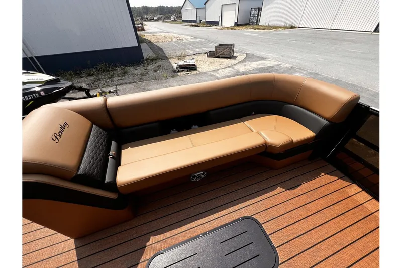 Slide: The Image of Bentley Pontoons Elite 253 Swingback Dual Captain 2026 - 18