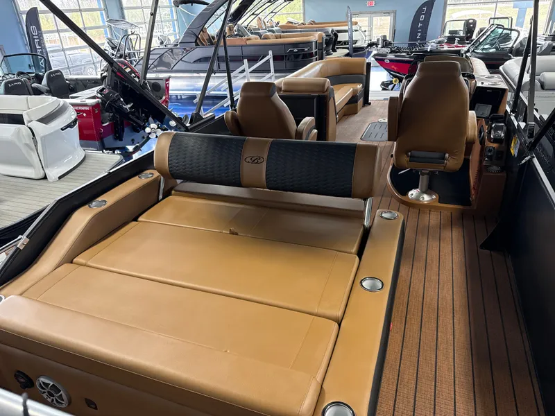 Slide: The Image of Bentley Pontoons Elite 253 Swingback Dual Captain 2026 - 7
