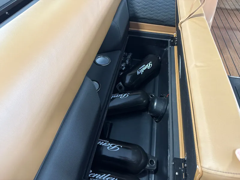 Slide: The Image of Bentley Pontoons Elite 253 Swingback Dual Captain 2026 - 9