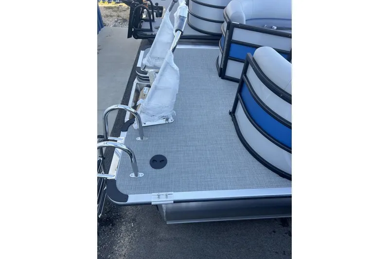 Slide: The Image of Bentley Pontoons 223 Bolt 2026 - 14