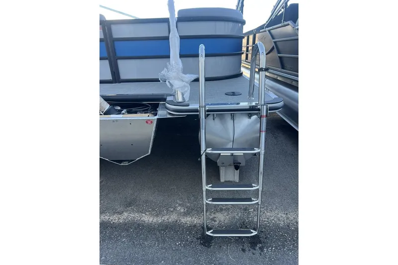 Slide: The Image of Bentley Pontoons 223 Bolt 2026 - 16