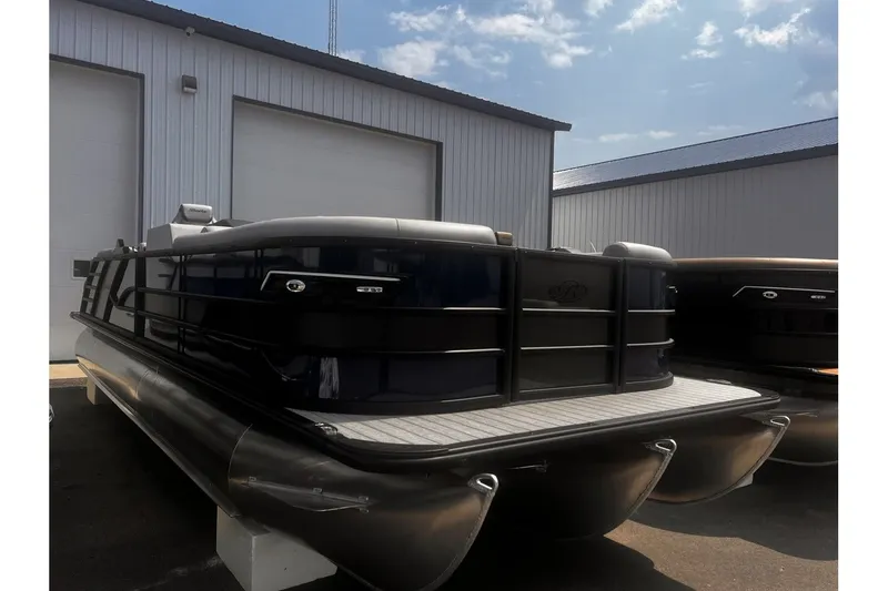 Slide: The Image of Bentley Pontoons Elite 253 Admiral 2026 - 3