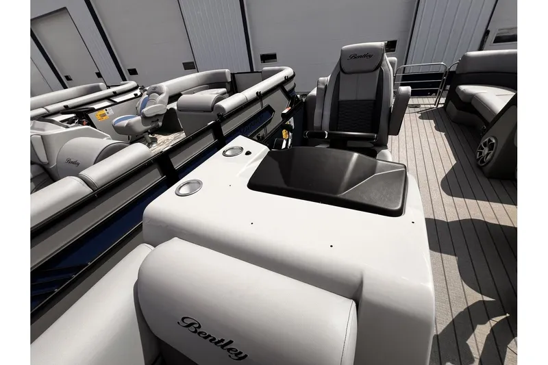 Slide: The Image of Bentley Pontoons Elite 253 Admiral 2026 - 8