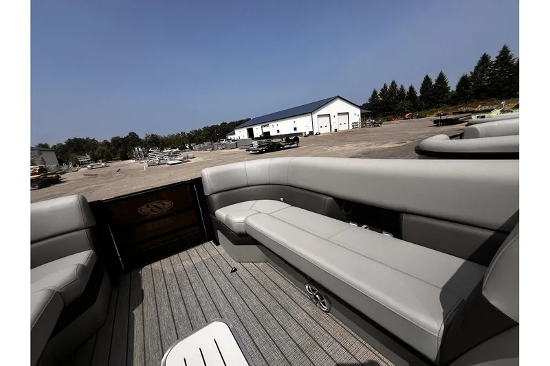 Slide: The Image of Bentley Pontoons Elite 253 Admiral 2026 - 9