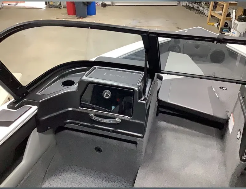 Slide: The Image of Lund Z18C 1875 Crossover Xs 2026 - 4