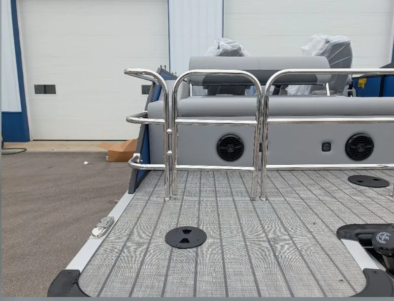Slide: The Image of Bentley Pontoons BENTLEY LEGACY 223 SWINGNACK 2026 - 3