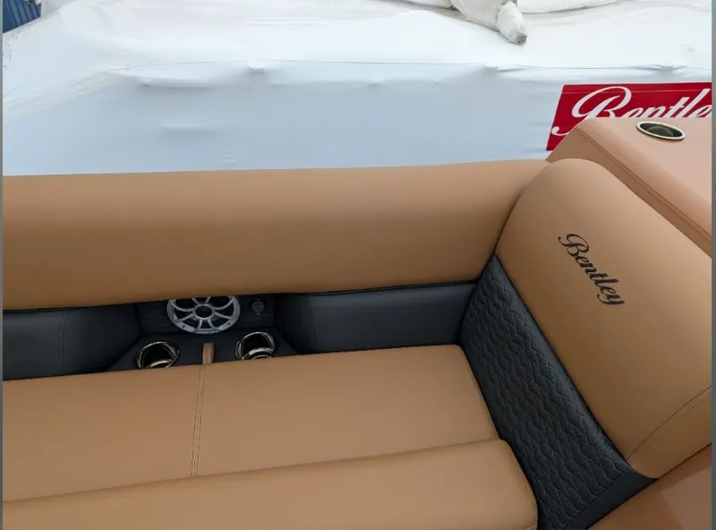Slide: The Image of Luxurious seating in Bentley Pontoons Elite 253 Admiral 2026. - 7
