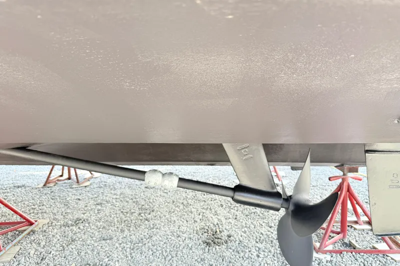 Slide: The Image of Propeller and shaft of 2007 Sea Ray 44 Sedan Bridge on dry dock. - 31