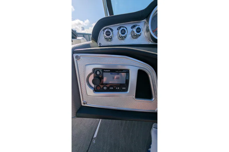 Slide: The Image of 2016 MasterCraft X10 dashboard with Fusion stereo system and control panel. - 40