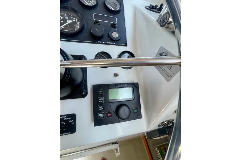 Slide: The Image of 2000 Davis Rock Harbor 25 LC boat deck, featuring spacious seating and fishing amenities. - 13