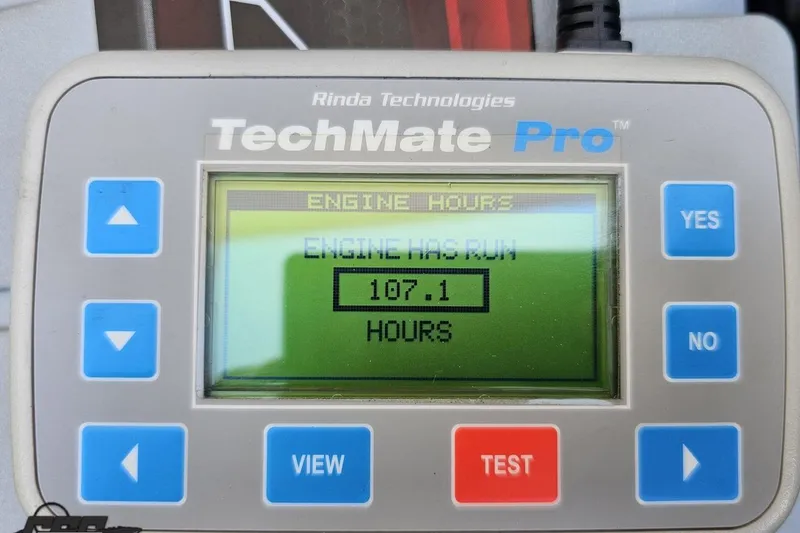 Slide: The Image of TechMate Pro displaying 107.1 engine hours for 2018 Four Winns HD220 boat. - 46