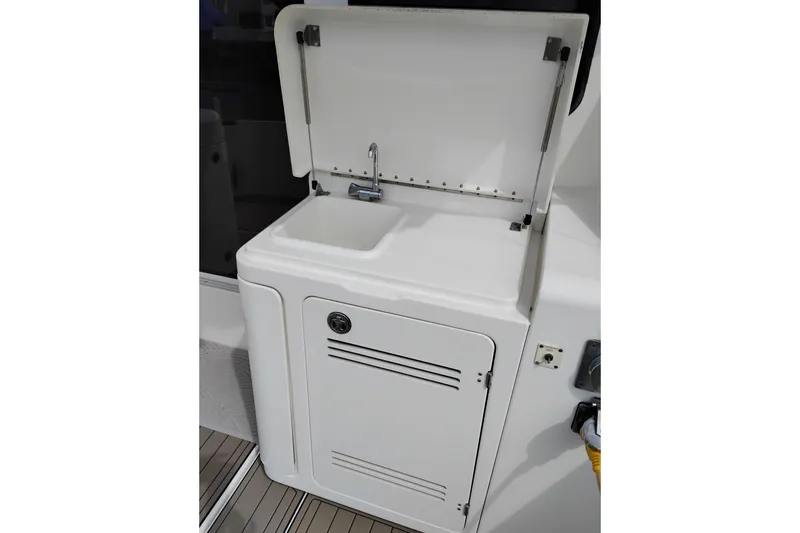 Slide: The Image of 2005 Silverton 38 Convertible yacht sink and storage area. - 15