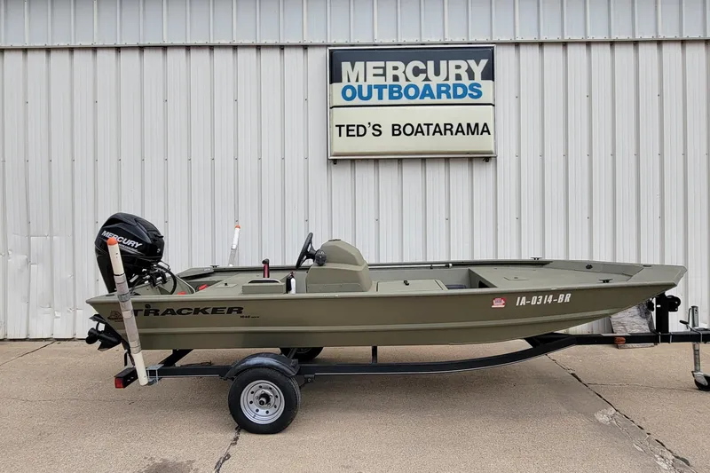 The Image of 2017 Tracker Grizzly 1648 SC boat on trailer at Mercury Outboards dealership. - 0
