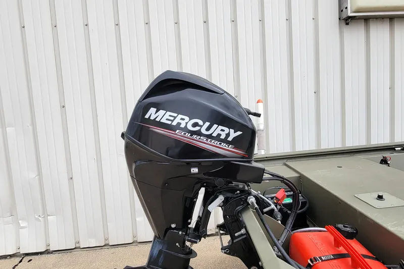 Slide: The Image of 2017 Tracker Grizzly 1648 SC boat with Mercury FourStroke outboard motor. - 18