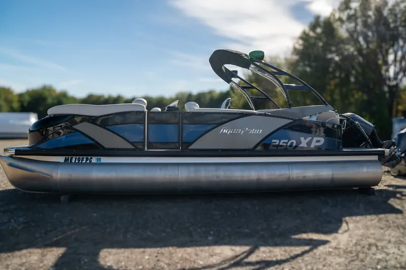 The Image of Aqua 250 XP3 - Tritoon 2015 - 1