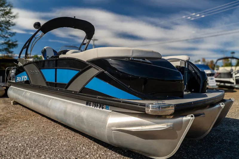 Slide: The Image of Aqua 250 XP3 - Tritoon 2015 - 6