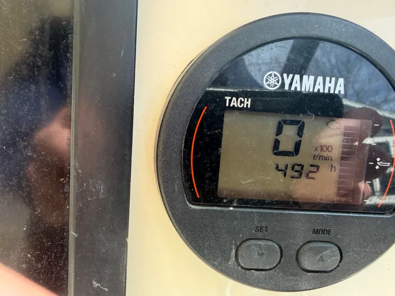 Slide: The Image of Yamaha tachometer on Scout 275 Dorado boat, 492 operating hours. - 18