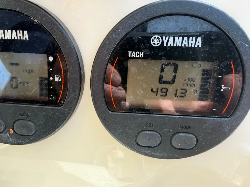 Slide: The Image of Yamaha tachometer on Scout 275 Dorado 2015 boat. - 19