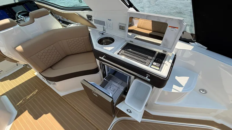 Slide: The Image of Sea Ray Sundancer 320 Outboard 2026 - 24