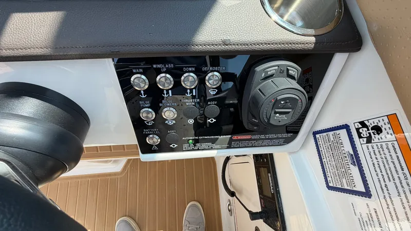 Slide: The Image of Sea Ray Sundancer 320 Outboard 2026 - 38