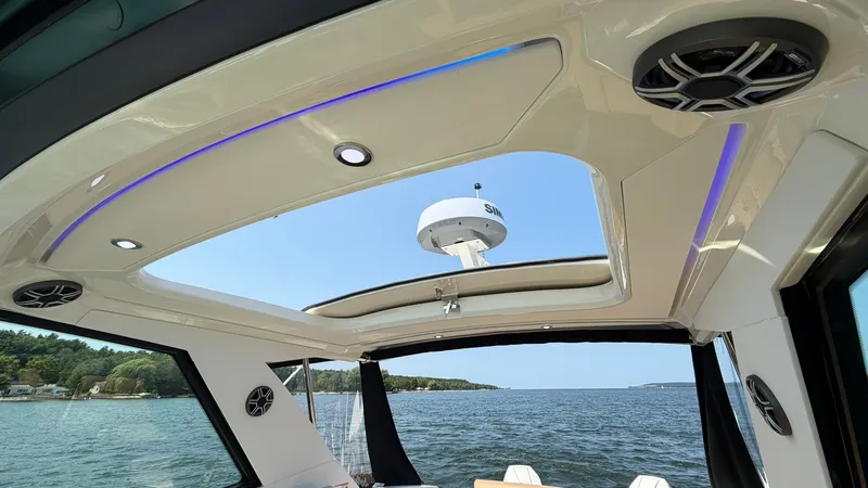 Slide: The Image of Sea Ray Sundancer 320 Outboard 2026 - 28