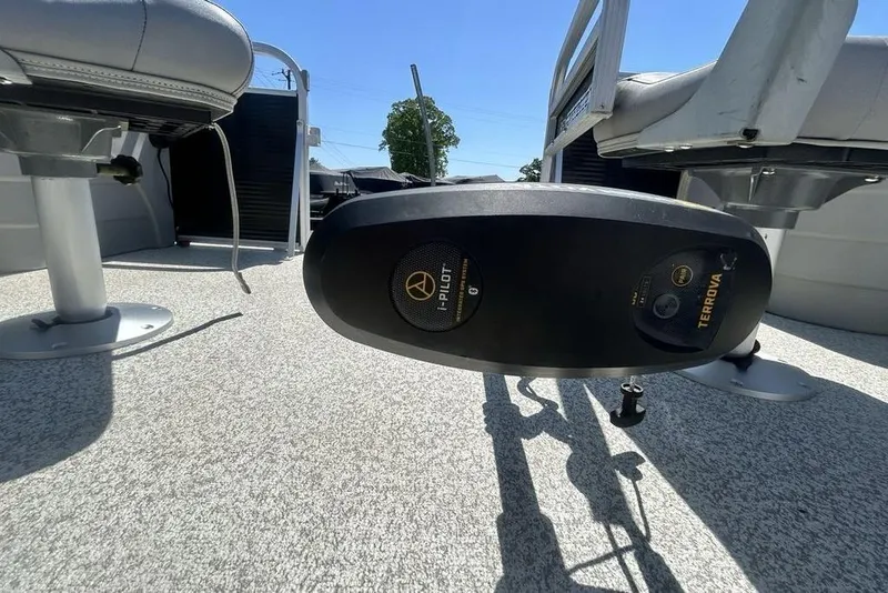 Slide: The Image of 2021 Bennington 20 SFX boat interior with Minn Kota Terrova trolling motor. - 18