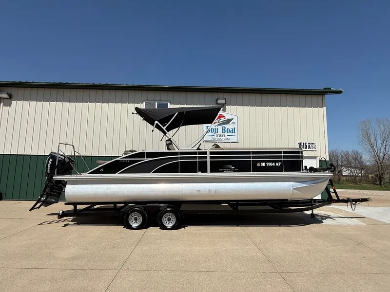The Image of 2018 Bennington 25 SX pontoon boat in front of a building. - 0