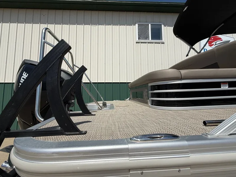 Slide: The Image of 2018 Bennington 25 SX pontoon boat with outboard motor. - 10