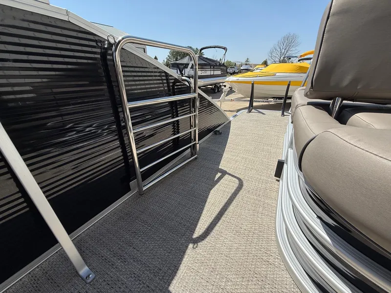 Slide: The Image of 2018 Bennington 25 SX pontoon boat with beige interior. - 13