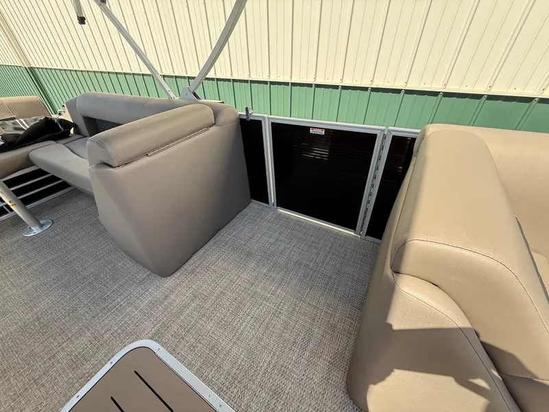 Slide: The Image of Interior of a 2018 Bennington 25 SX pontoon boat with beige seating. - 17