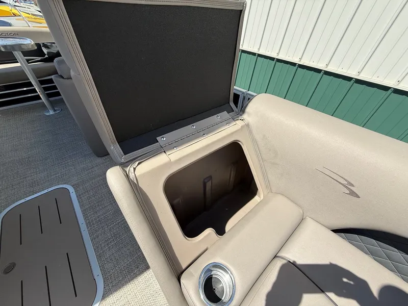 Slide: The Image of Bennington 25 SX 2018 seat with storage compartment and cup holder. - 18