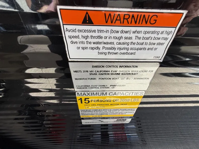 Slide: The Image of Warning label on a 2018 Bennington 25 SX boat. - 21