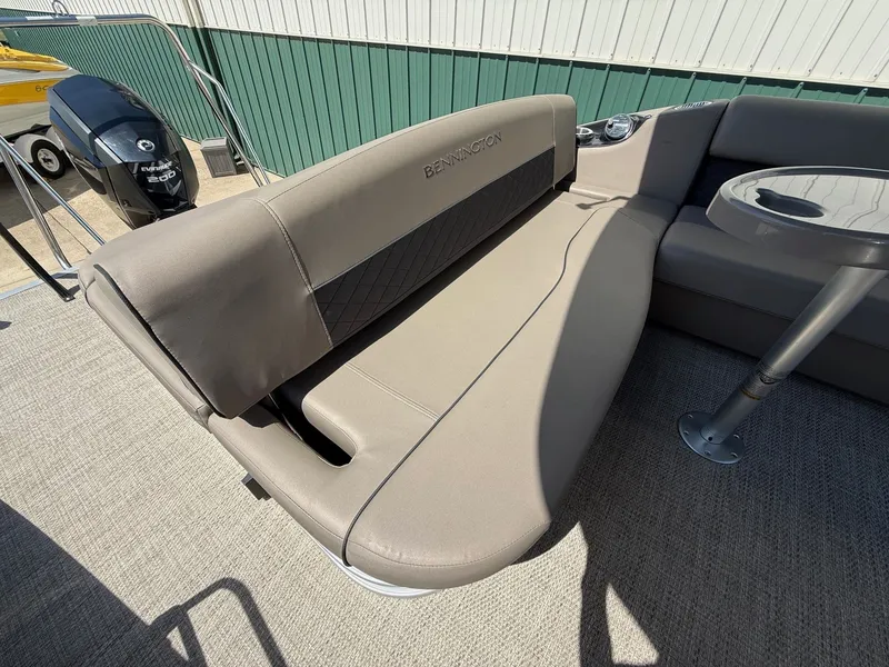 Slide: The Image of 2018 Bennington 25 SX pontoon boat with beige seating area. - 24